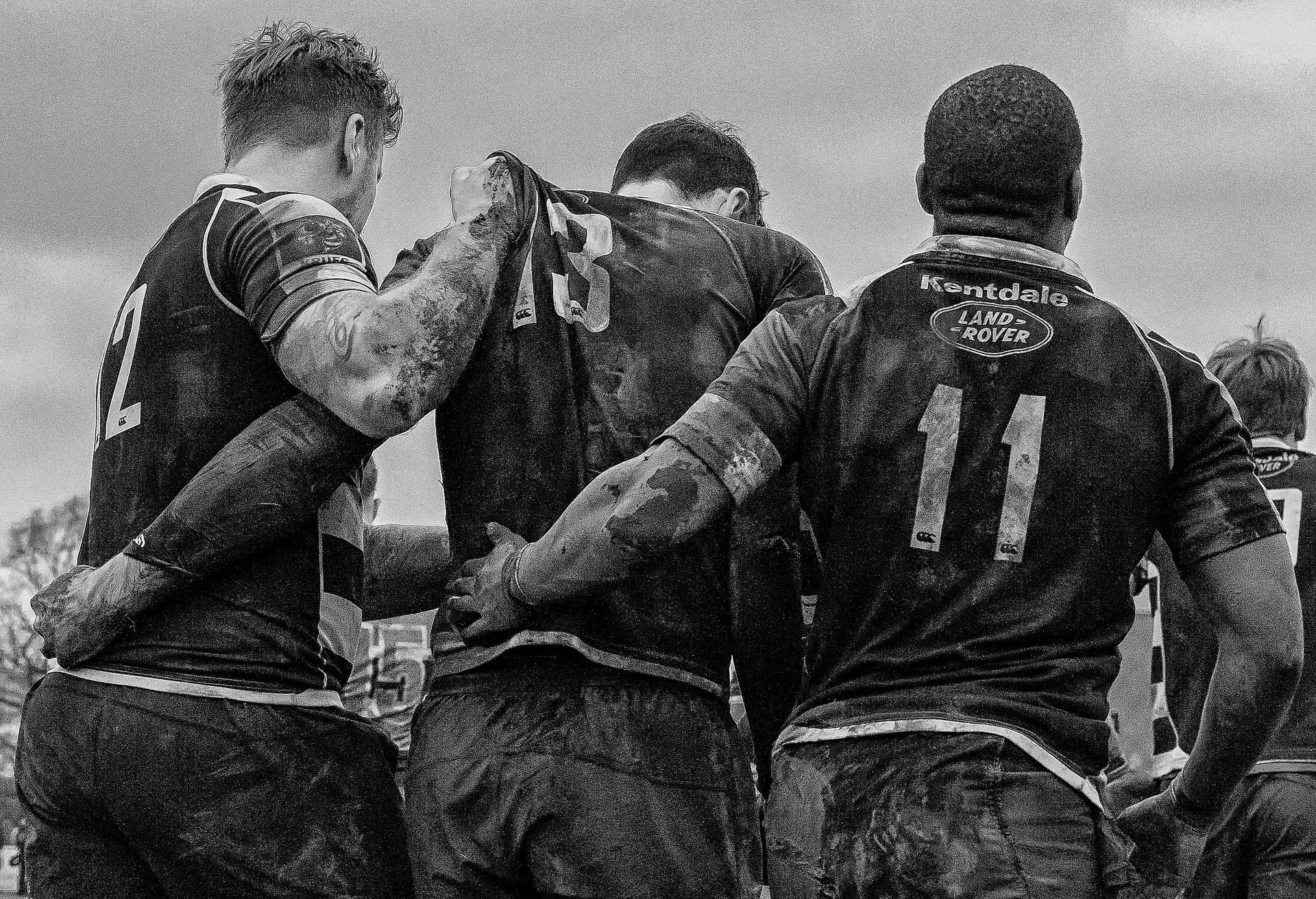 Équipe de rugby soudée sur le terrain