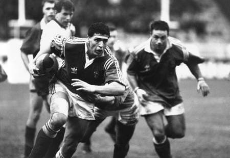Joueur de rugby en pleine action balle en main
