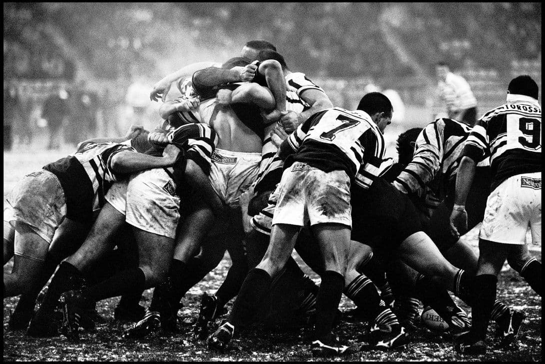 Mêlée de rugby dans un stade rempli